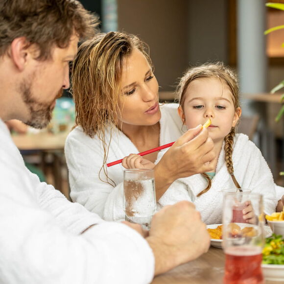 Familie im Waves Restaurant im Erlebnisbad Ostsee Therme in Scharbeutz direkt an der Ostsee
