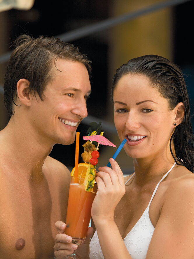 Cocktails trinken an der VitaBar in Gastronomie des Hallenbad der Sachsen Therme