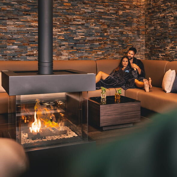 Kaminlounge im Breeze Spa in der Ostsee Therme direkt am Strand Wellness mit Meerblick