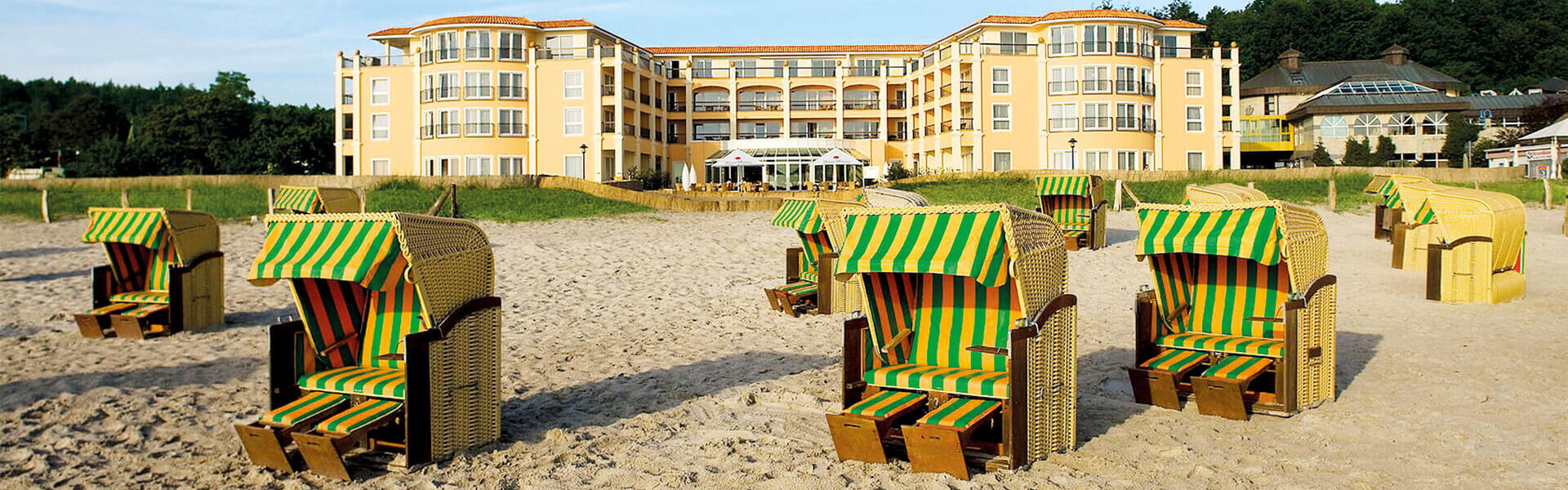 Strand mit Strandk&ouml;rben vor dem Hotel Gran BelVeder an der Ostsee