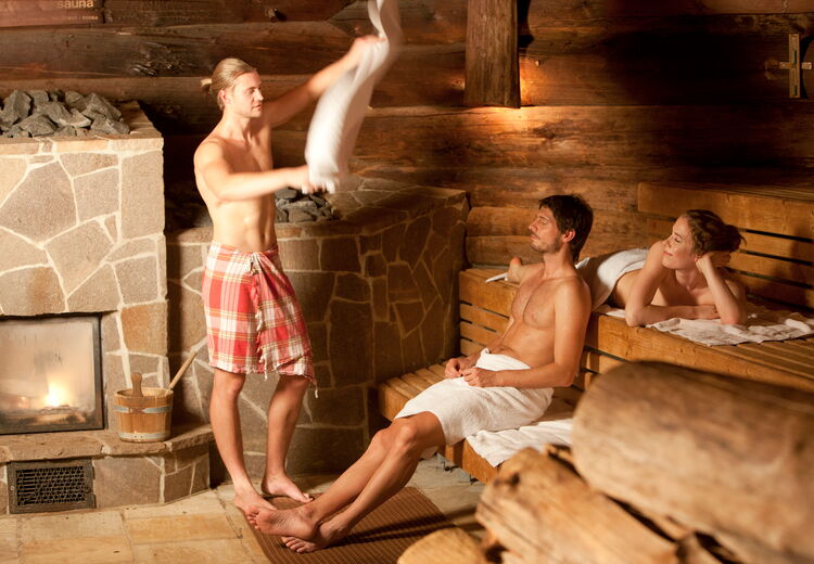 Wellness und Sauna in Erdsauna der Saunalandschaft der Ostsee Therme Bad Lippspringe in NRW