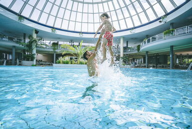 Vater und Sohn in den Erlebniswelten der Ostsee Therme
