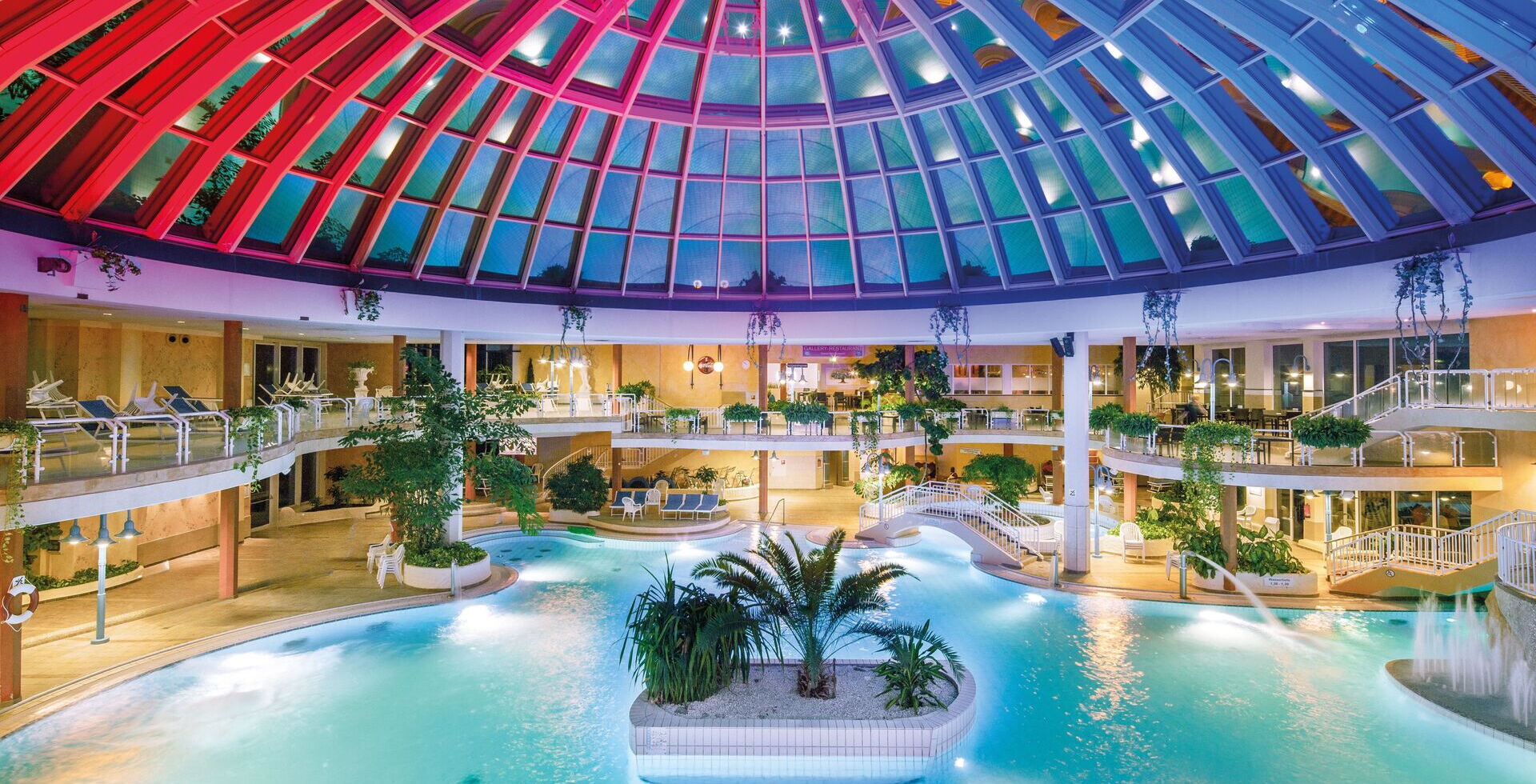 Kuppel im Erlebnisbad und Spa&szlig;bad Ostsee Therme in Scharbeutz an der Ostsee