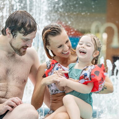 Familie in den Erlebniswelten des Erlebnisbads Ostsee Therme